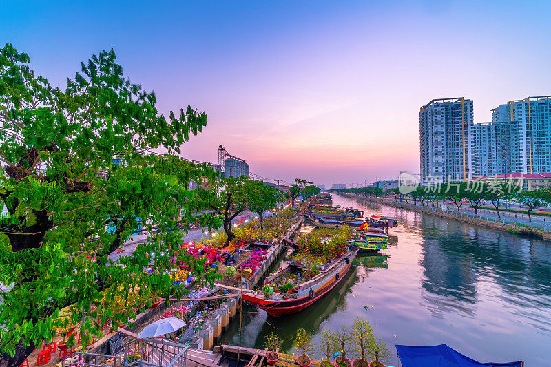 春天的西贡，运河上的船，运输春天的花为Tet到benbinh Dong露天市场，越南人高兴与农历新年，越南